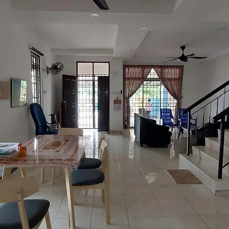 Johor Bahru 6 Bedrooms Corner House: Big & Comfort Exterior photo