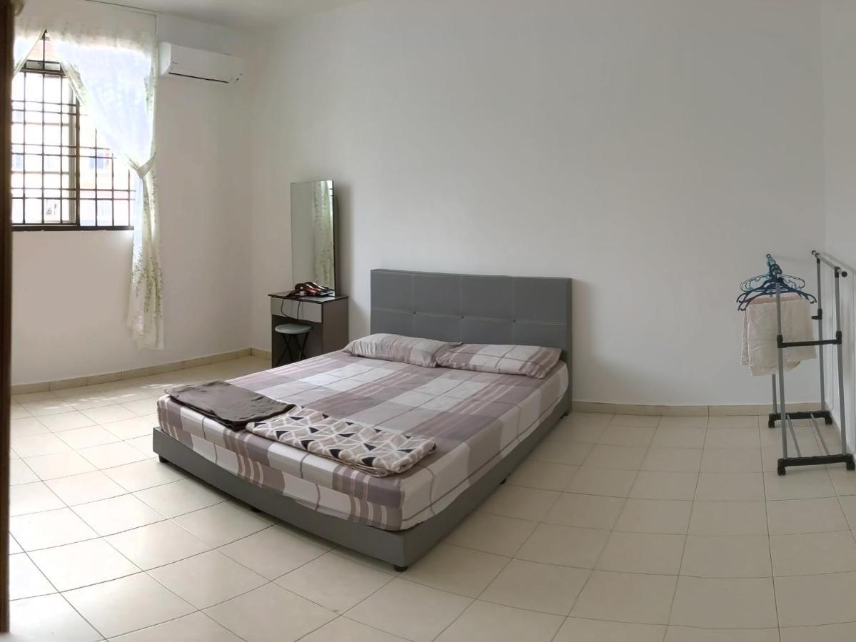 Holiday home 6 Bedrooms Corner House: Big & Comfort Johor Bahru