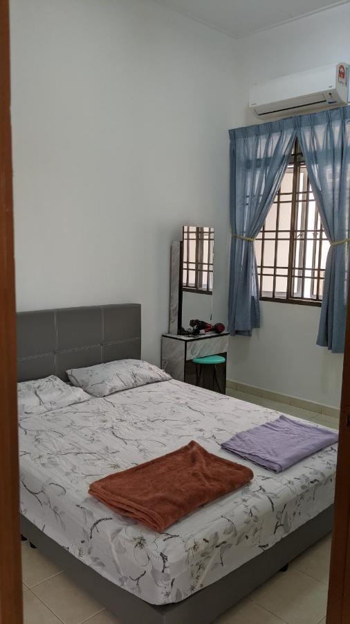 6 Bedrooms Corner House: Big & Comfort Johor Bahru
