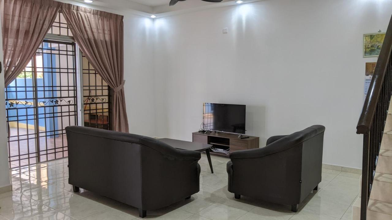 Holiday home 6 Bedrooms Corner House: Big & Comfort Johor Bahru