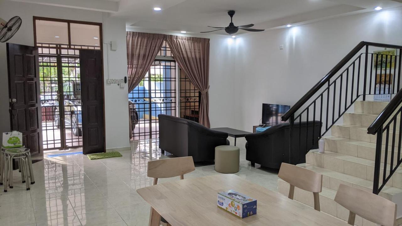 6 Bedrooms Corner House: Big & Comfort