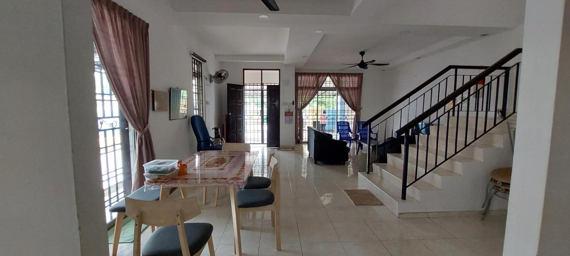 6 Bedrooms Corner House: Big & Comfort *